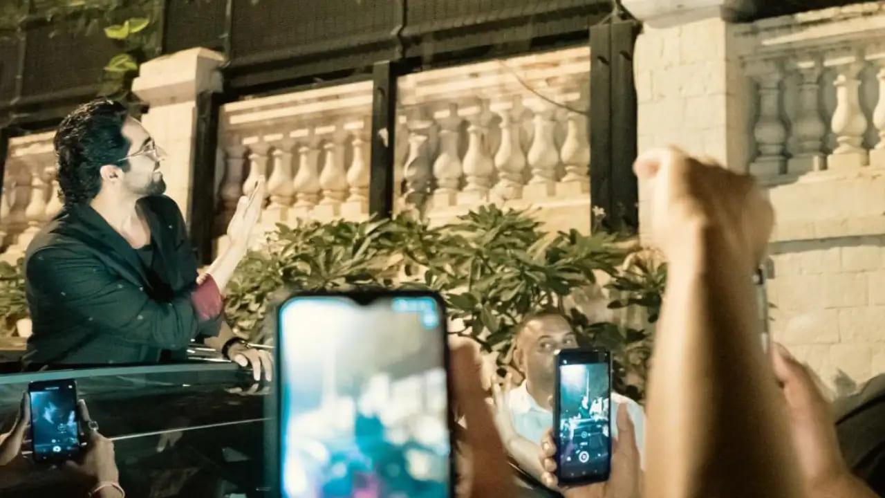 Watch: Ayushmann Khurrana Makes A Wish As He Passes By Shah Rukh Khan’s Mannat
