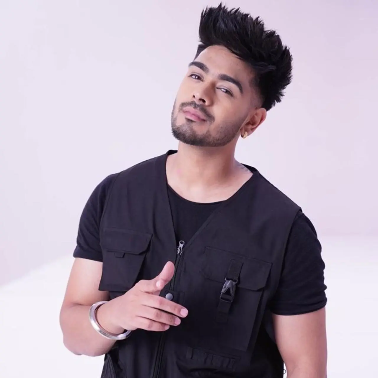 Karan Sehmbi: According to reports, Bigg Boss 17 will get a musical touch as singer Karan Sehmbi is expected to participate in the show. He does his own shows and has starred in music videos too