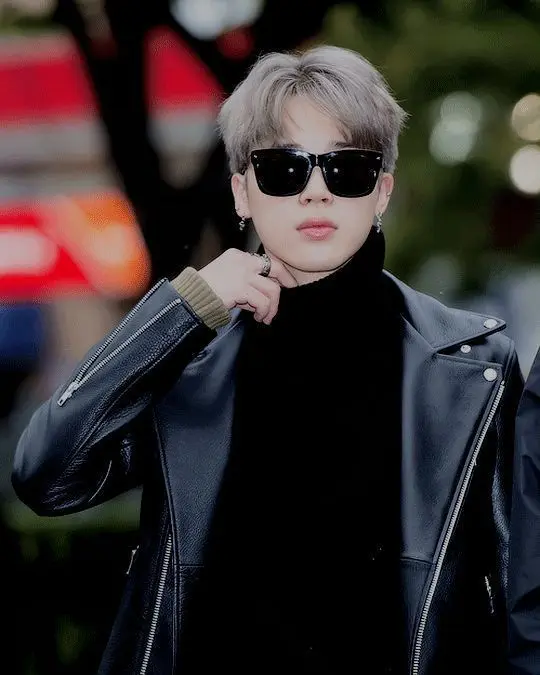 This combination oozes confidence and a hint of mystery, showing Jimin`s extent of fashion choices.