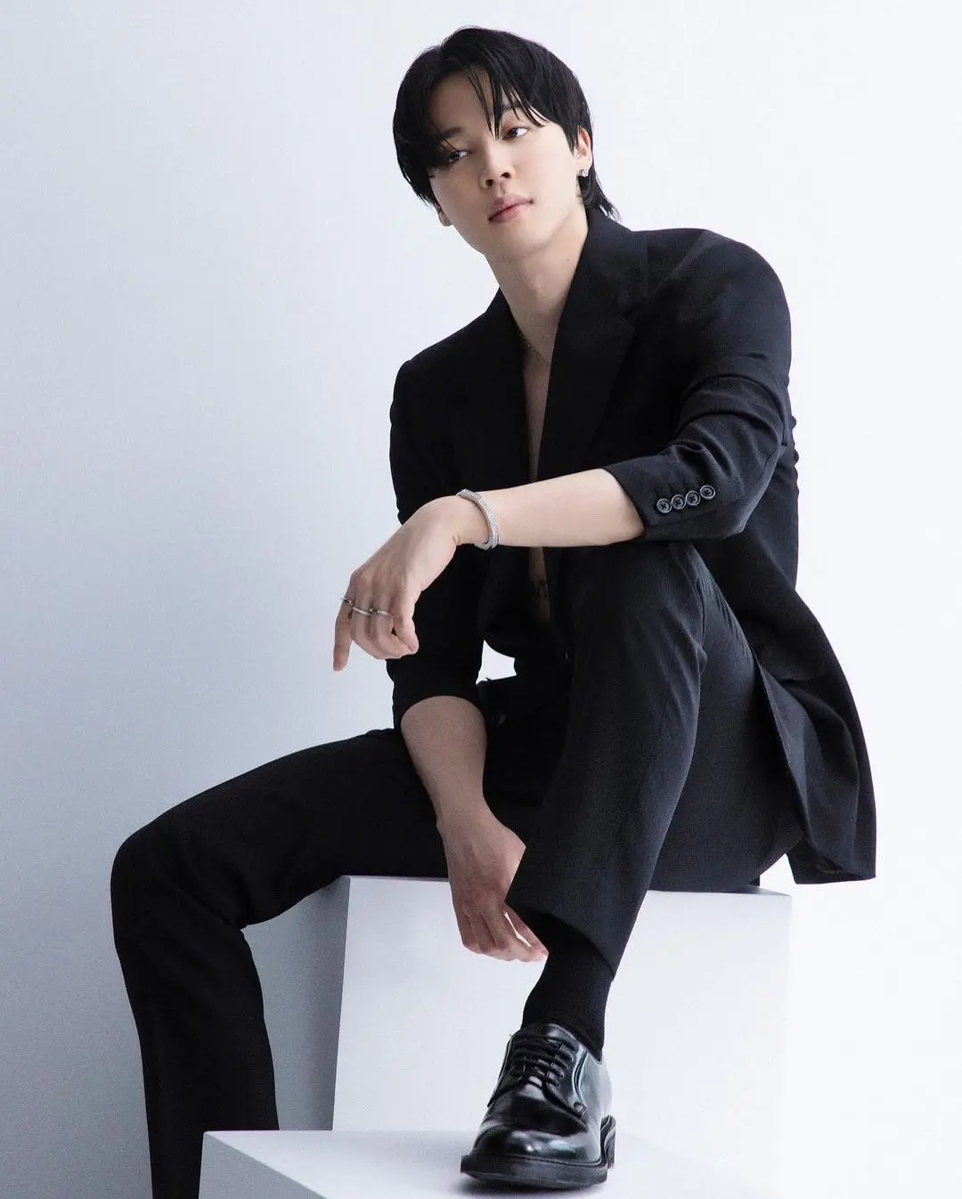 Whenever Jimin suits up in all black, you can be sure he`s bringing the coolness factor to a whole new level. It`s like he`s saying, "I`m here to make a statement."