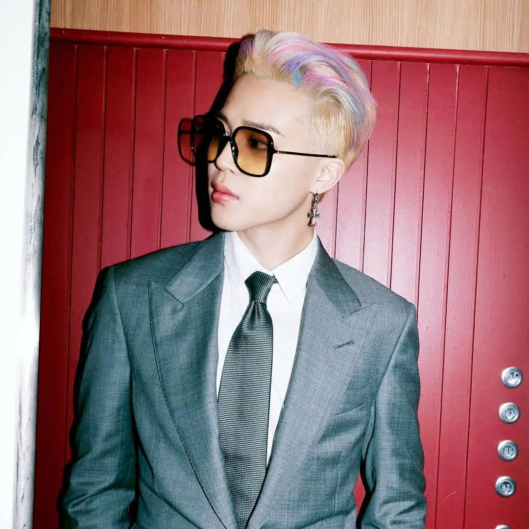 In one picture, Jimin rocked a gray suit with vibrant hair. It`s a daring combo that perfectly encapsulates his fearless approach to fashion. It`s not just about clothes; it`s about the entire look.