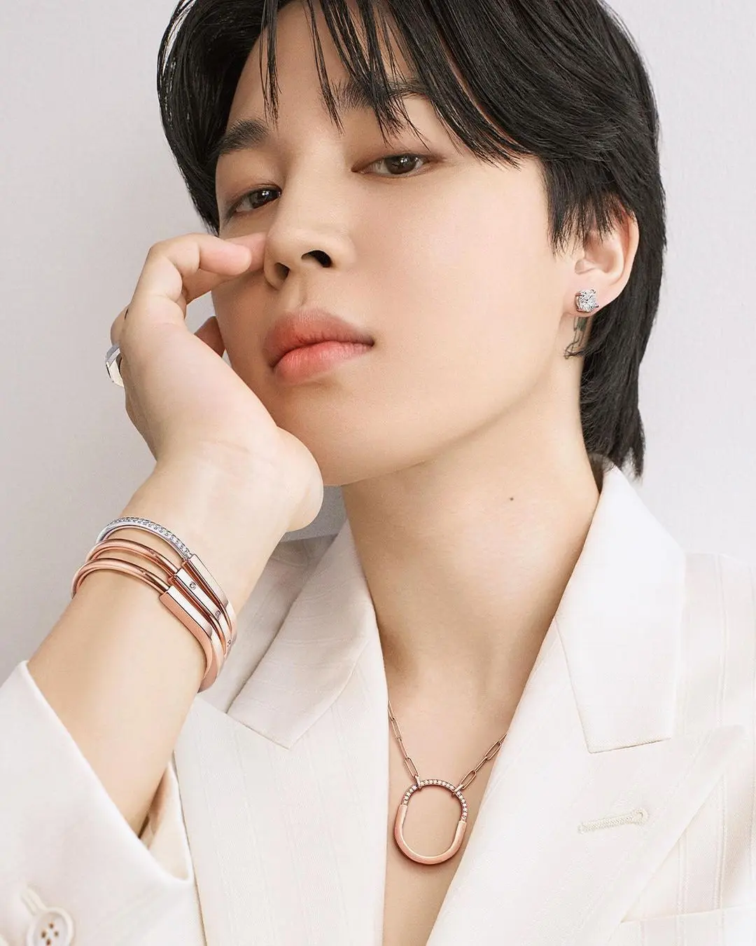 Jimin`s outfit for the Tiffany & Co. photoshoot was pure class. 