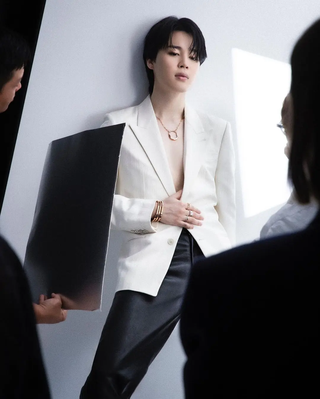 He rocked an all-white suit. It was all kinds of elegant. His dark hair against that crisp white outfit? Talk about a standout look. 