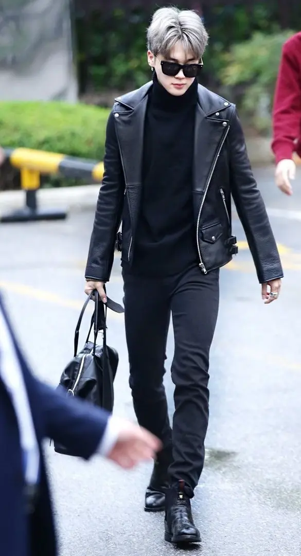 Black turtle neck, a black leather jacket, and stylish glasses – talk about a fashion statement.