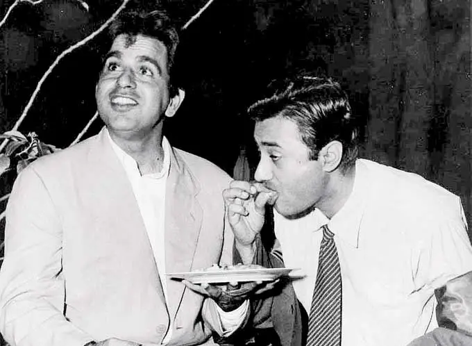 After completing his studies (the early 40s), Dev Anand moved to Bombay to began his career. He started off with a job in the military censor`s office at Churchgate. Later, he worked as a clerk in an accounting firm too.