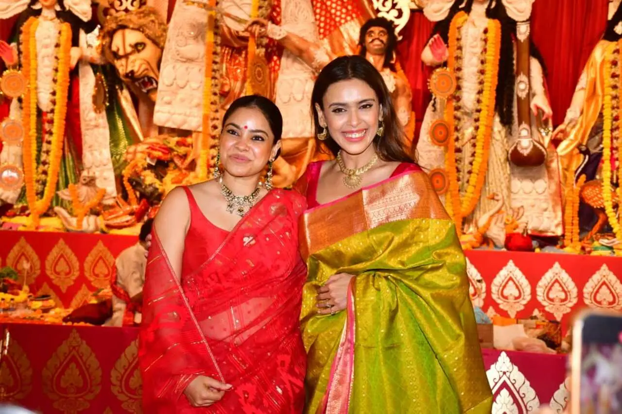 Sumona Chakravarti and Hrishitaa Bhatt were also spotted at the pandal