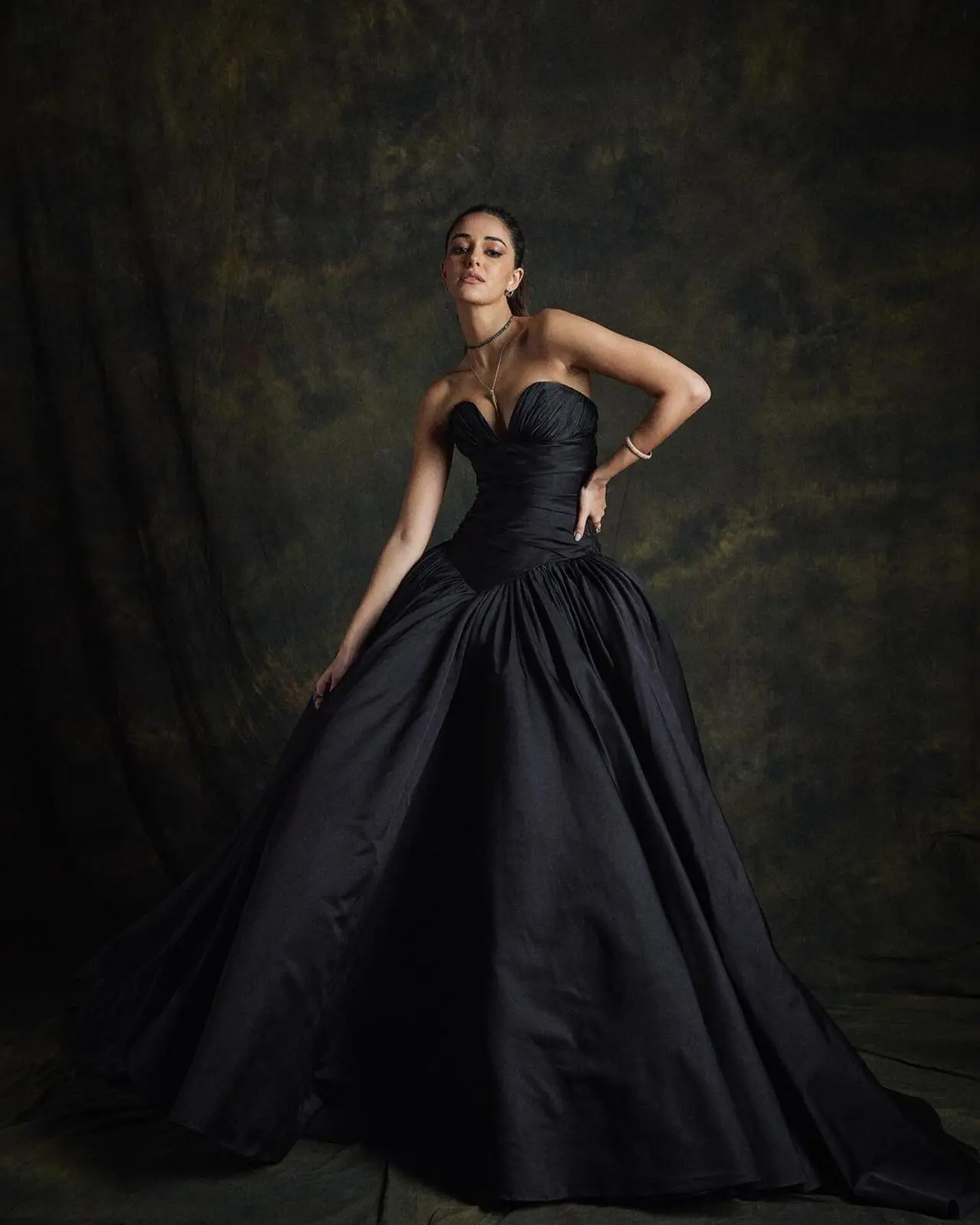 Designed by Gauri & Nainika, Ananya wore fine jewellery along with the outfit. She opted for bold eyes and pulled off the look effortlessly