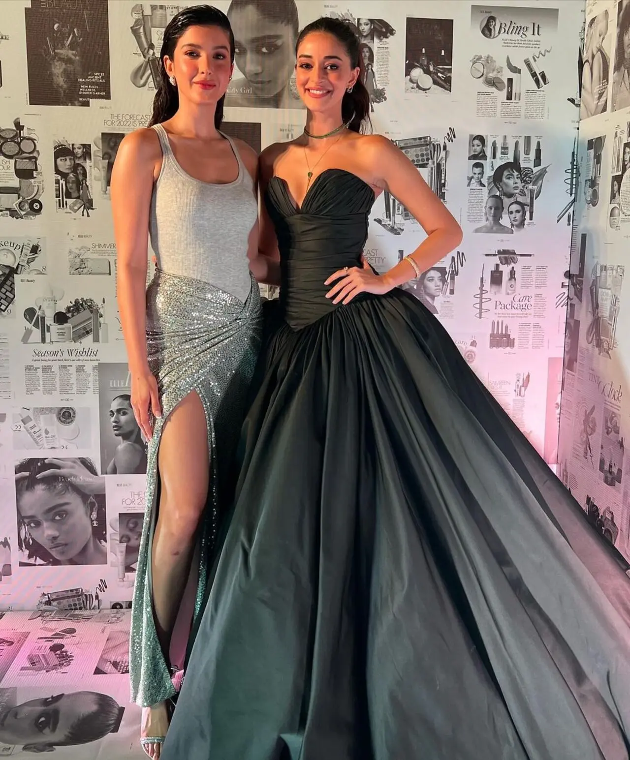 Childhood friends Shanaya and Ananya met at the awards and posed together