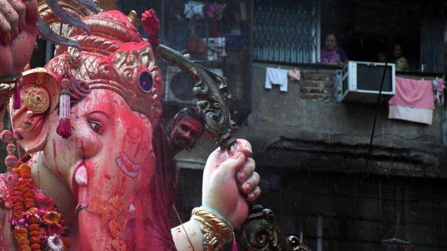Ganpati Bappa Visarjan Mumbaikars Bid Goodbye To The God See Photos Ganpati Bappa Visarjan Mumbaikars Bid Goodbye To The God See Photos