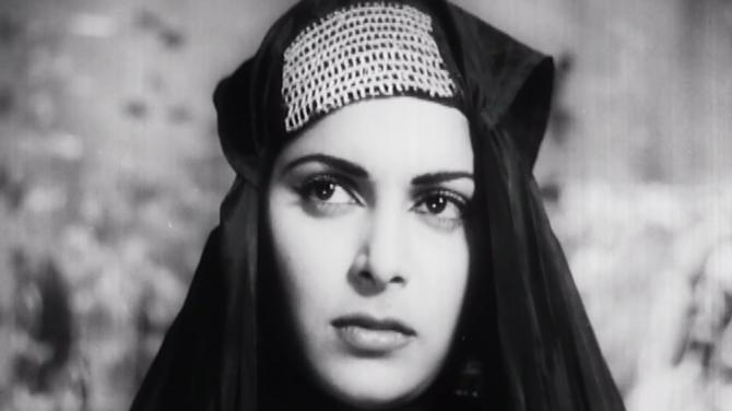 Waheeda Rehman as the Lucknow girl Jameela in "Chaudhavin Ka Chand"