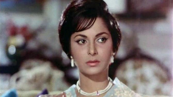 Waheeda Rehman plays the role of a rich girl named Anjana