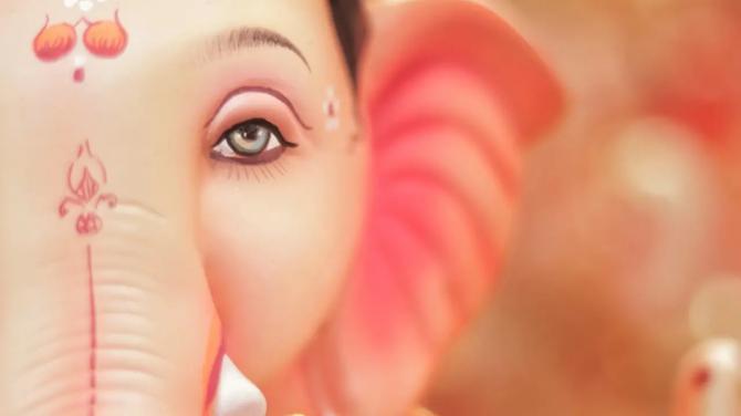 Along with other areas of Mumbai, Dadar is a very well-liked location for purchasing Ganesha idols. The idols developed here are created by skilled idol creators with over 30 to 40 years of industry expertise. Image Credit: Amogh Golatkar 