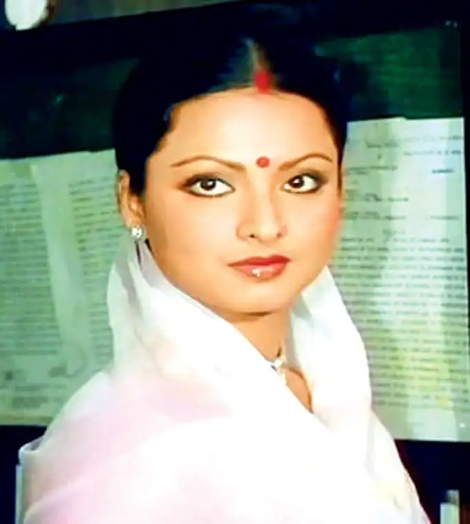 Rekha`s Top 5 performances: Ghar (1978) - The newly married Aarti suffers a huge trauma when she is gang-raped. Scores like Aaj kal paaon, Tere bina gave her the winning edge.