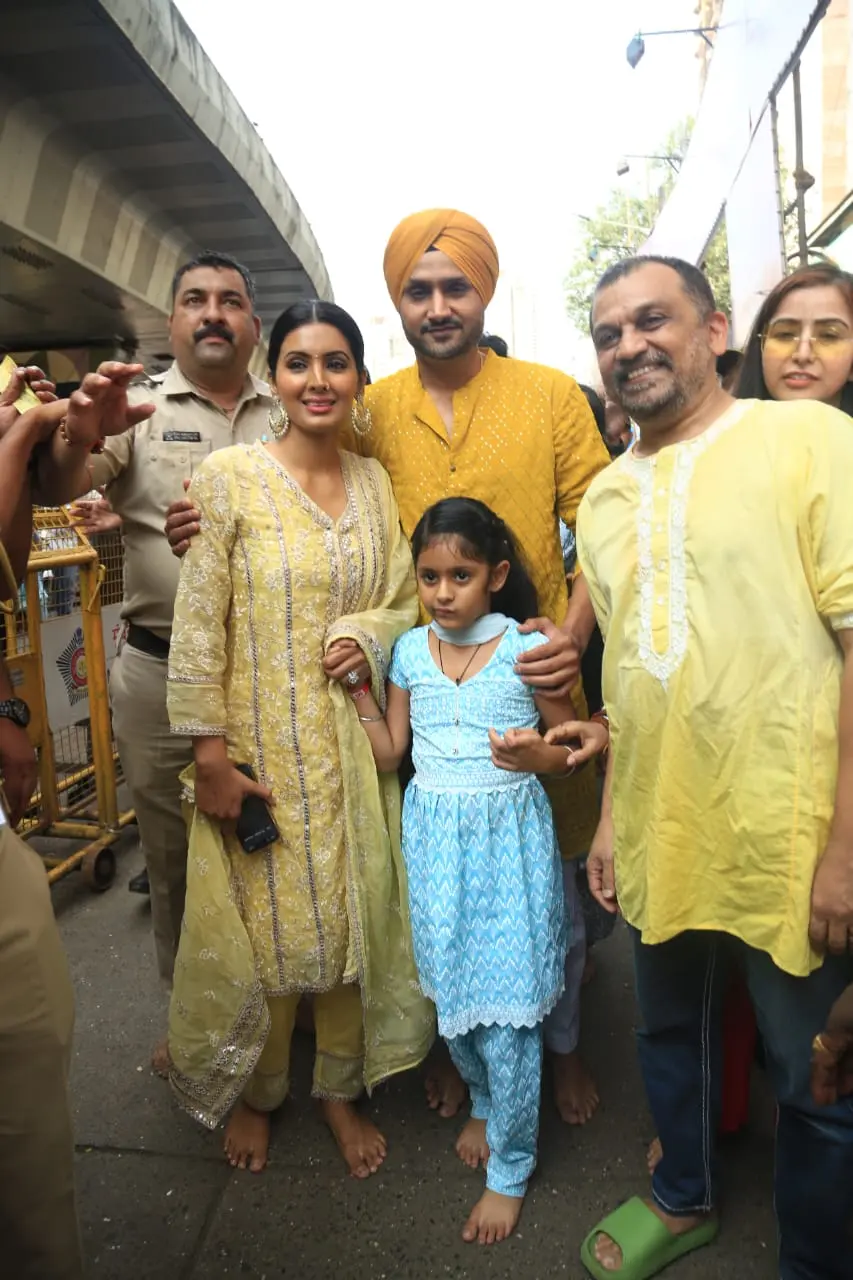 Former cricketer Harbhajan Singh paid a visit to Lalbaugcha Raja alongside his family