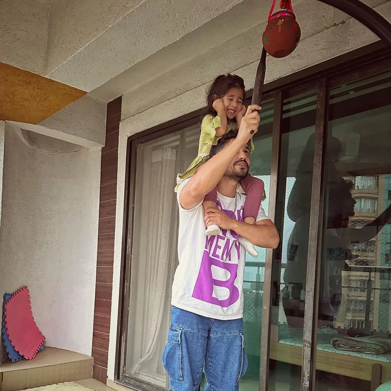Inaaya Naumi Kemmu celebrated Dahi Handi with her father Kunal Kemmu at home