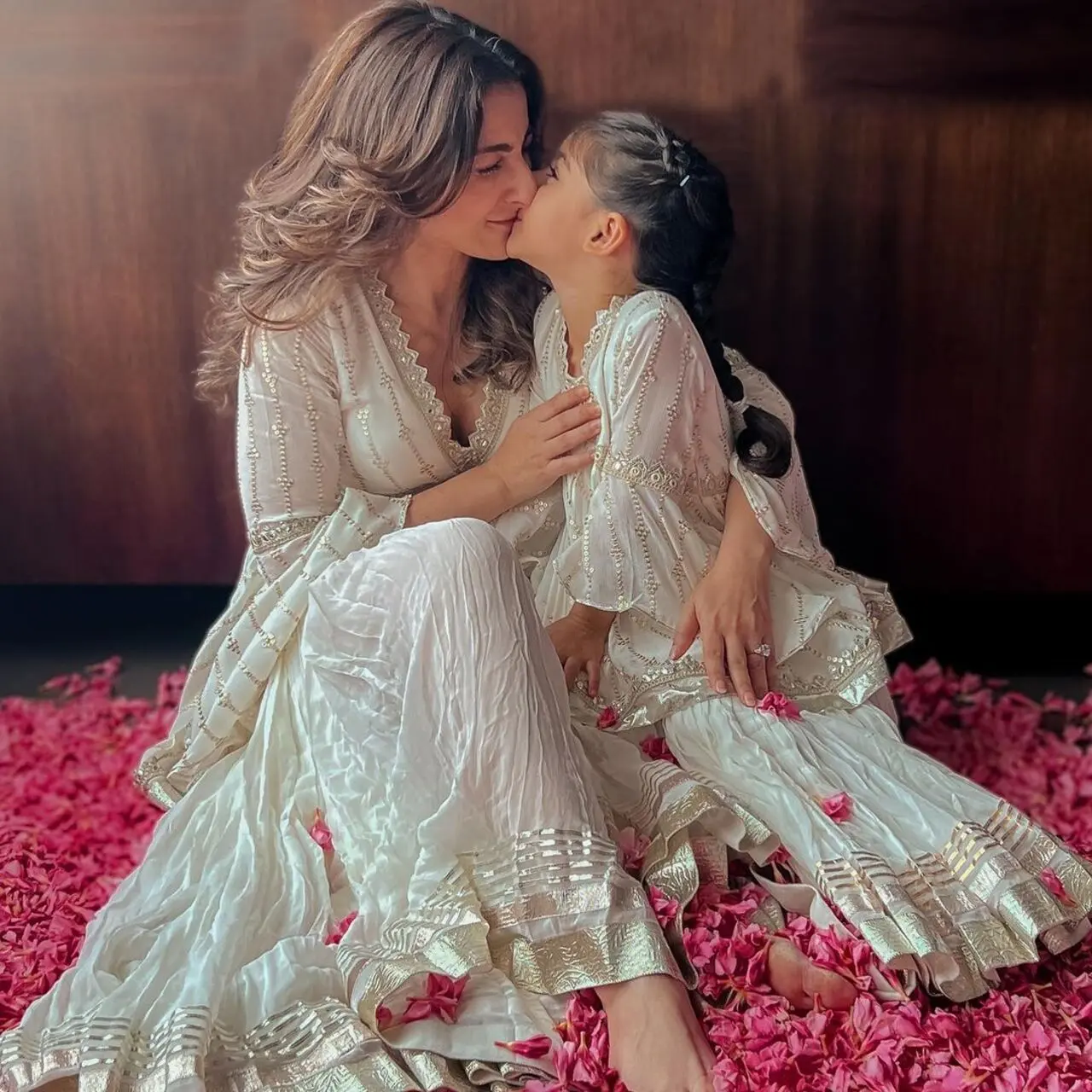 Twinning with mom Soha in white ethnic outfit, Inaaya Naumi Kemmu looked adorable and pretty