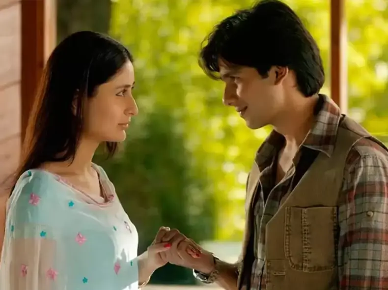 As Geet was reclaiming her personality post heartbreak, we could see colour slowly creep back into her wardrobe. This light blue salwar served simple yet elegant fashion goals