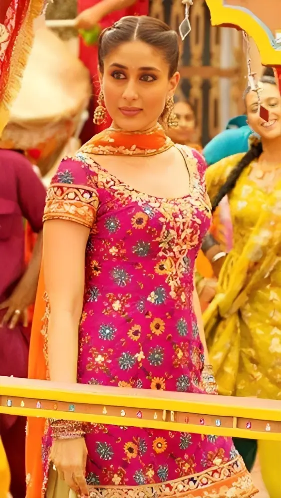 "Uske roop se katal huye toh charcha shuru hua" Kareena Kapoor`s roop in this vibrant patiala suit in the song `Nagada Nagada` sold out hundreds of stores accross India. This suit is still all the rage, even 16 years later