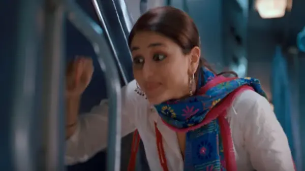 Starting with the first scene. The infamous `Abh toh haath chhod do, itni bhi sundar nahi hu` outfit. Geet had on a simple white kurta but the phulkari dupatta is what got everyone talking. The dupatta dominated fashion trends in 2007