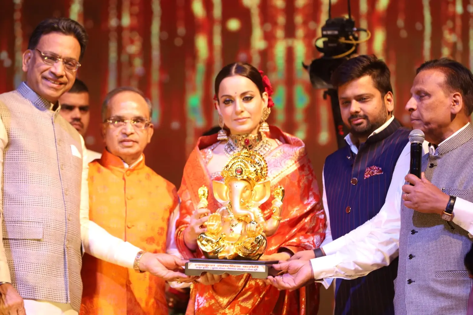 The committee and Kangana did Ganpati darshan post the lighting of the effigy