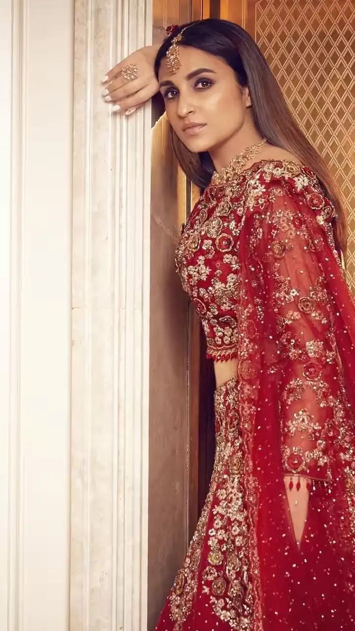 Parineeti served a heavier look for those who eat, breathe and sleep fashion and embellished clothes. This can be the perfect outfit for Karva Chauth gatherings