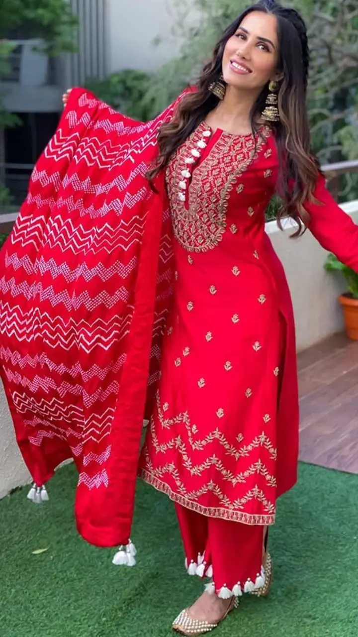 Sonnalli made a statement in a red suit. She opted for subtle glam. The actress served fashion inspiration to her fans