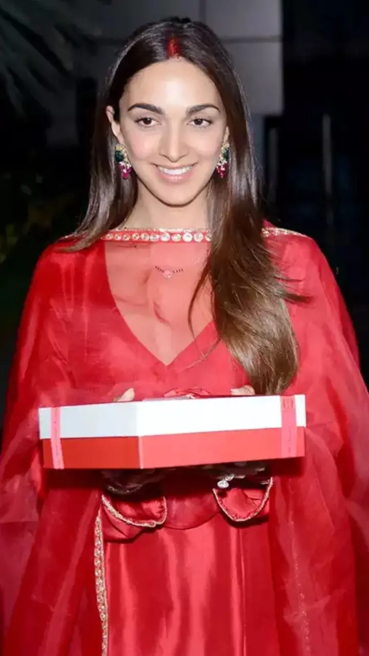 Kiara Advani wore a simple yet elegant red Anarkali suit for her grih pravesh in Delhi. She looked stunning in the outfit at the airport