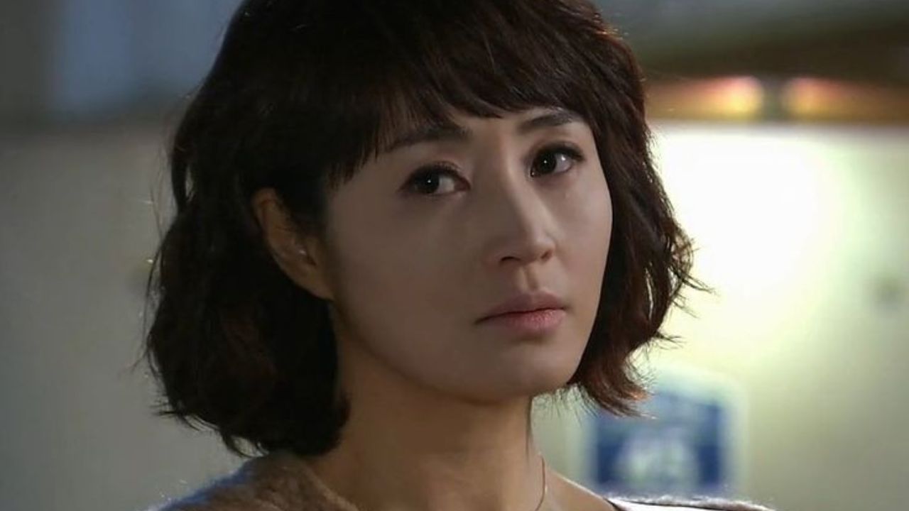 Queen Munjeong in The Queen of Office (2013)