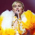 Miley Cyrus dons bizarre outfits for Chicago performance
