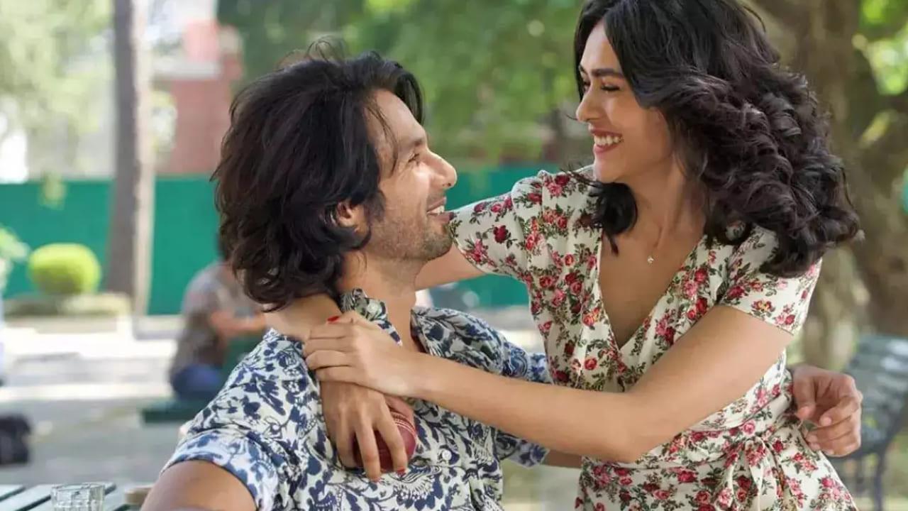 Mrunal Thakur Recalls Being Intimidated By Shahid Kapoor: "I Would Forget My Lines Because..."