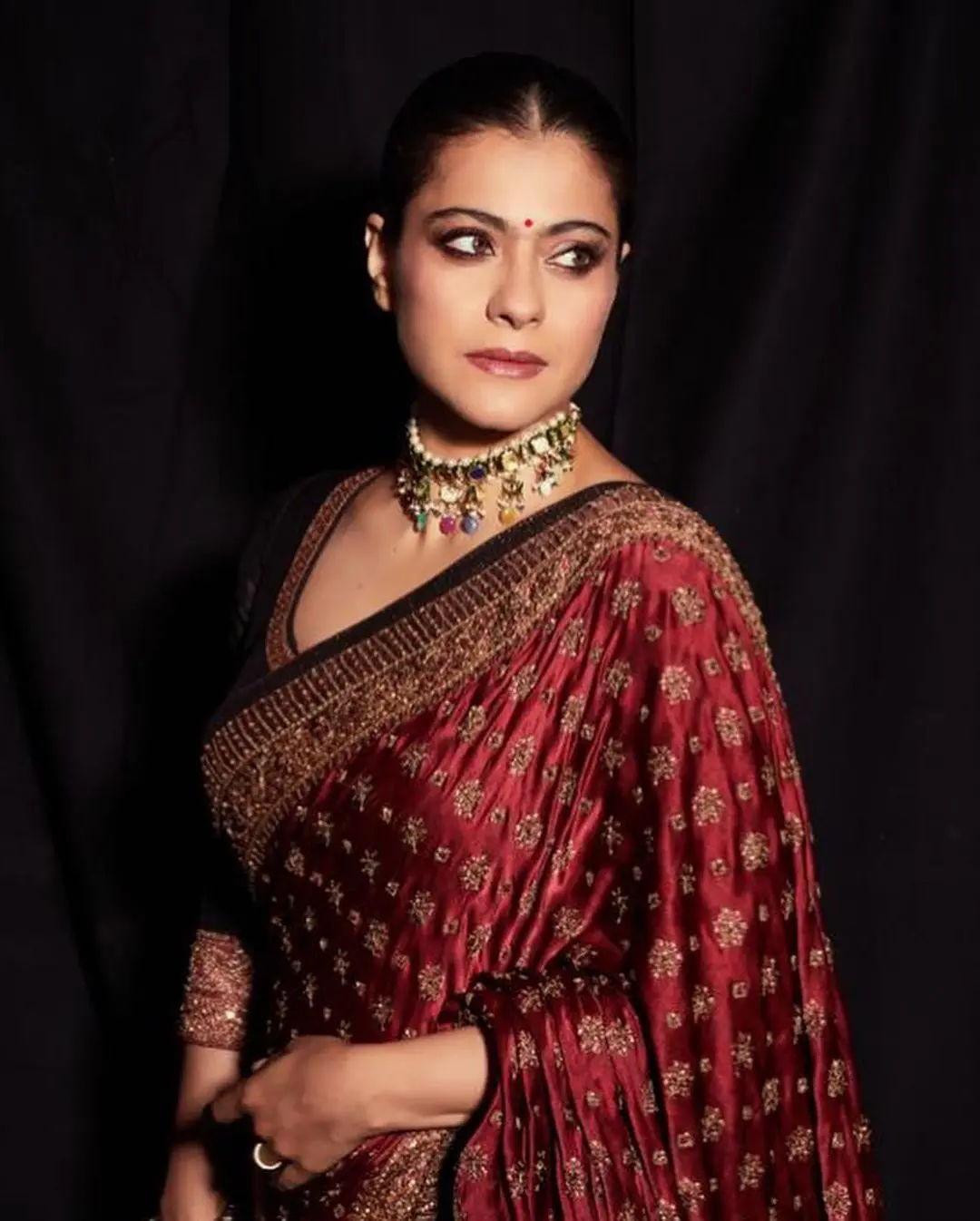 For day 3 of Navratri, this look by Kajol is the one for you. She completely nailed the royal look with her outfit choice.