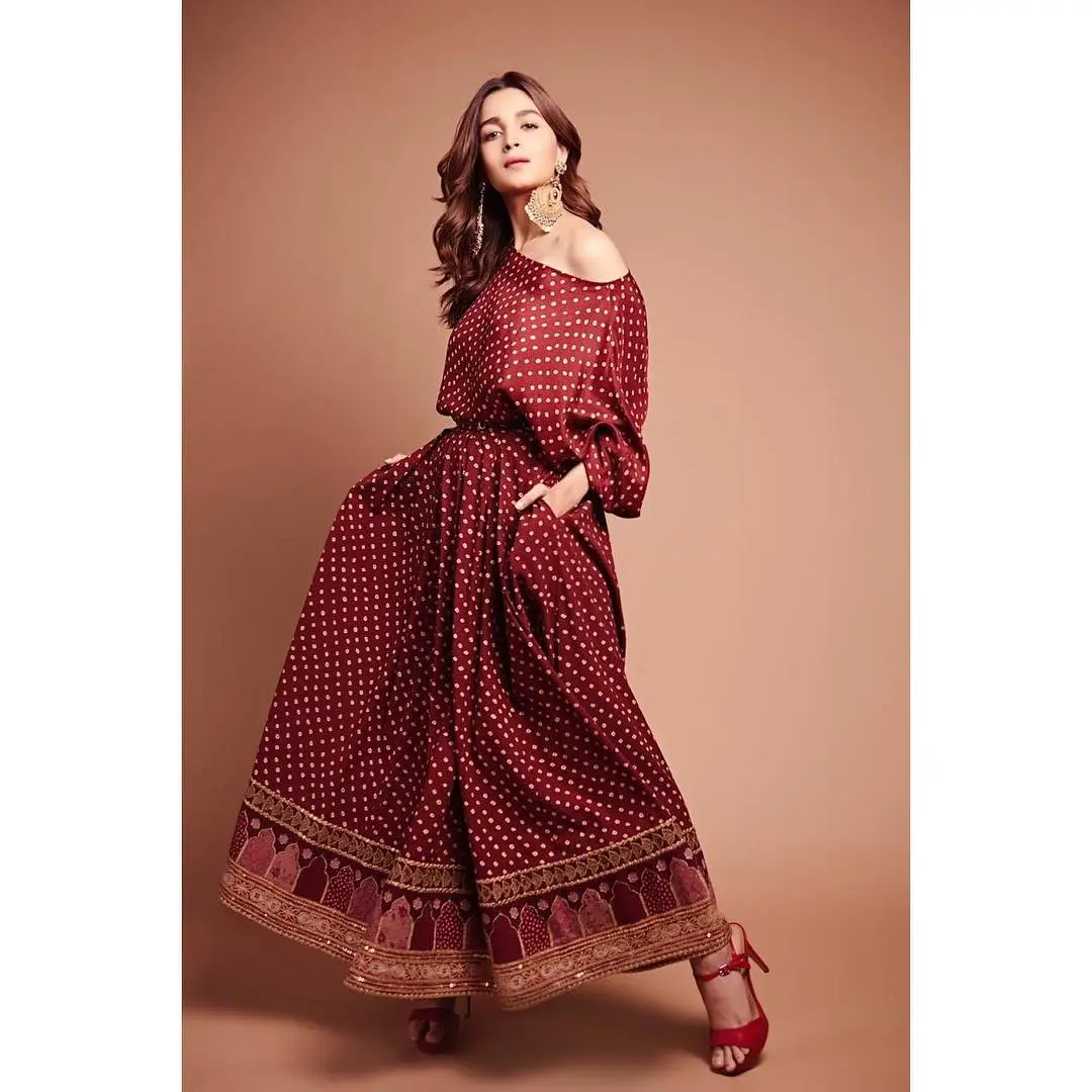 What makes her look stand out is the understated makeup, which lets her natural beauty take the spotlight. Alia`s ensemble is an excellent source of inspiration for anyone looking to make a stylish statement during the festive season.