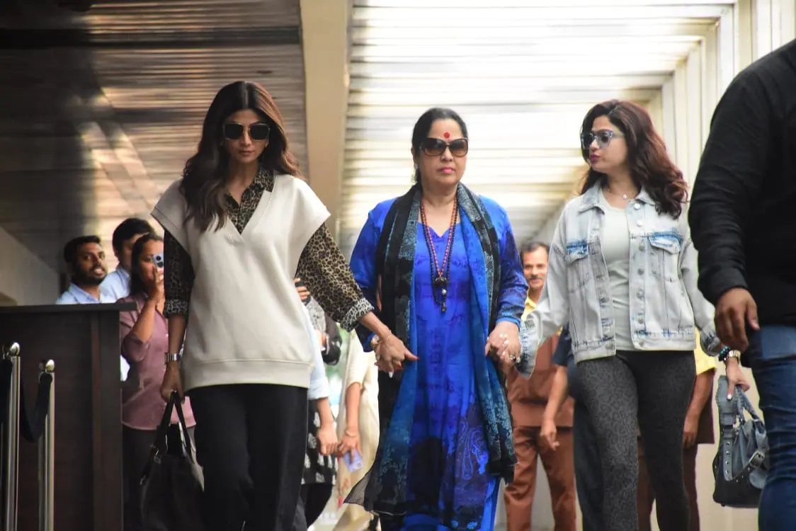The Shetty sisters Shilpa and Shamita were clicked with their mother Sunanda Shetty