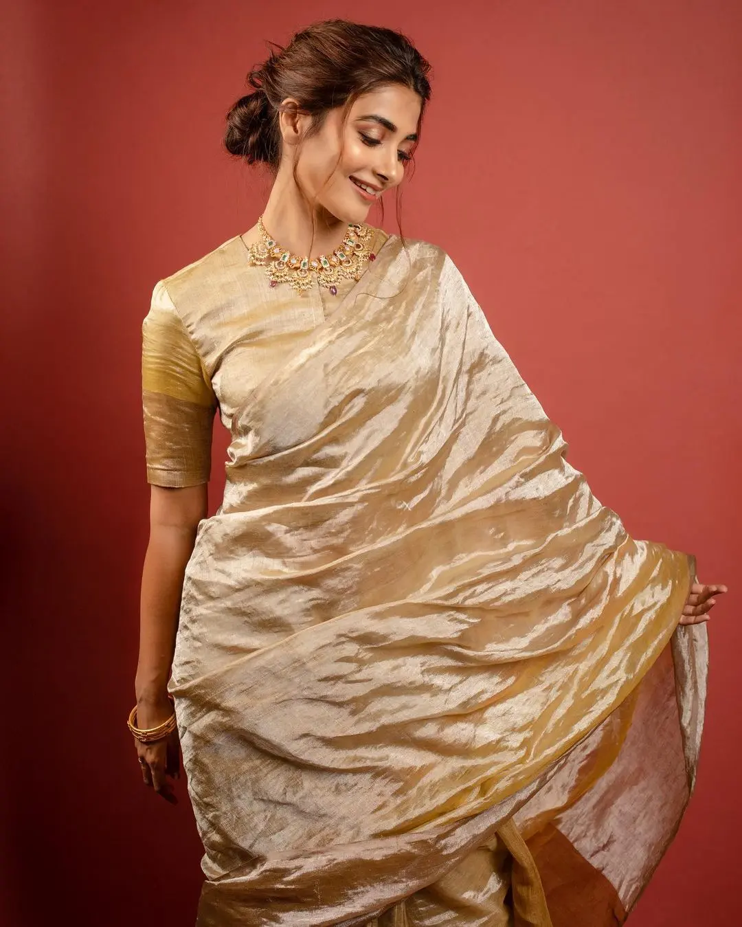 Pooja draped it gracefully in the traditional fashion, with the pallu gracefully draping from her shoulders.