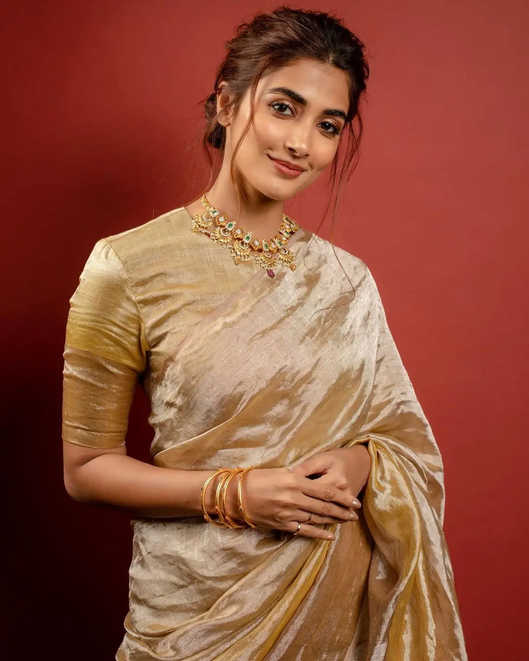 Pooja Hegde rocked a flawless Navratri look in her elegant saree. The saree she wore was a stunning ombré design with shades transitioning from a lighter metallic gold to a rich, dark gold.