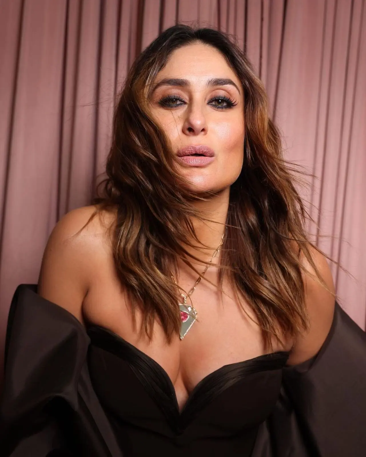 Kareena completed the look with a necklace and smokey eyes