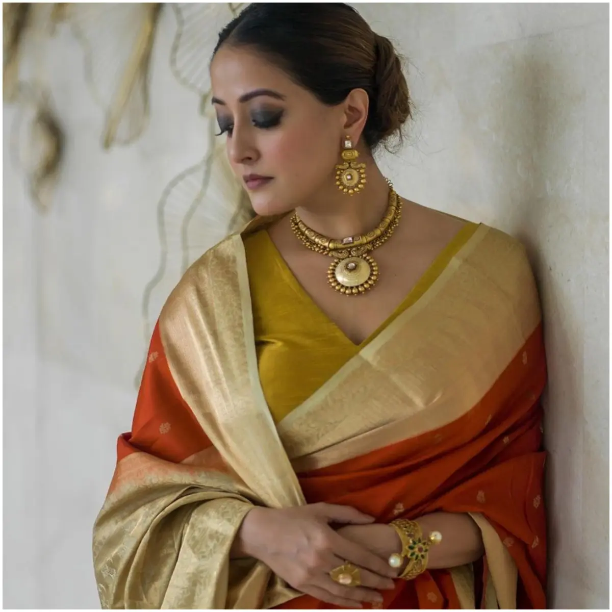 Another classic look served by Raima. The actress opted for a maroon saree with gold border for this look