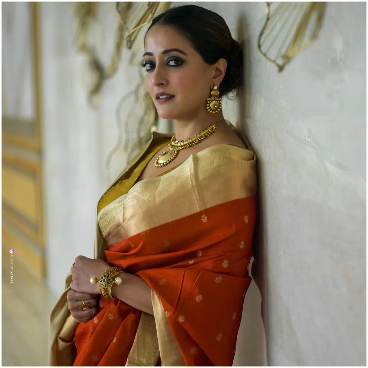Raima went full glam with this one as she flaunted smokey eyes with traditional jewellery with this saree