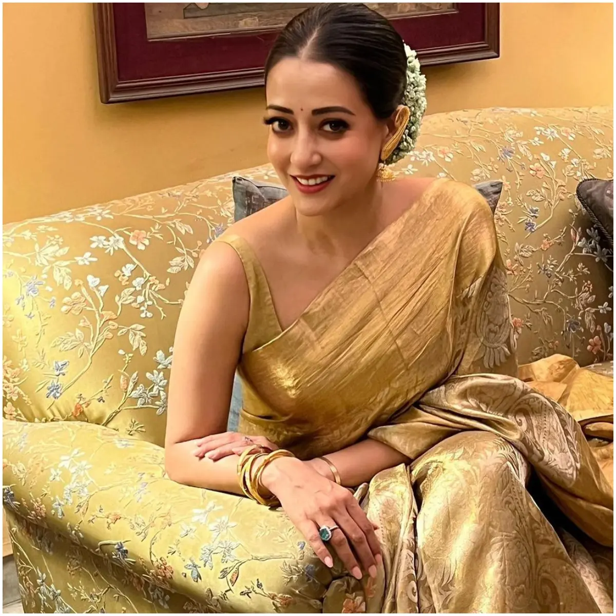 This cream-coloured tissue saree, paired with a classic bun with some gajra, is perfect for any traditional occasion. Just remember to wear a smile like Raima