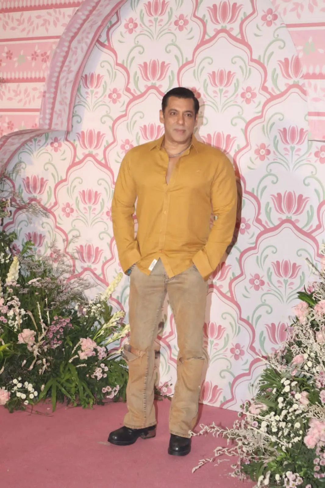 The actor chose a mustard yellow shirt and paired it with beige trousers