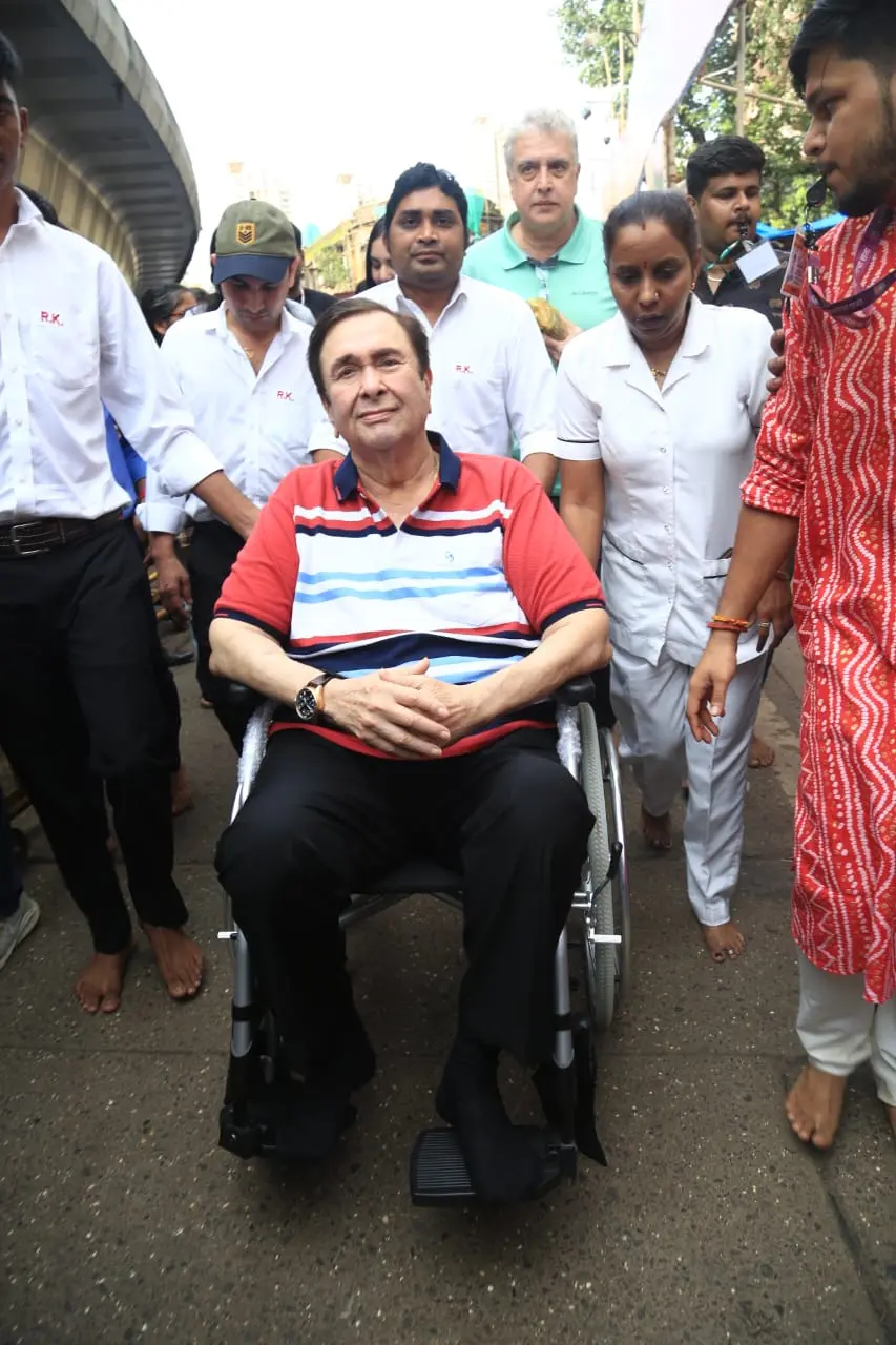 The senior actor Randhir Kapoor was clicked, recently as he paid a visit to Lalbaugcha Raja