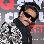 Ranveer Singh flaunts his ripped physique