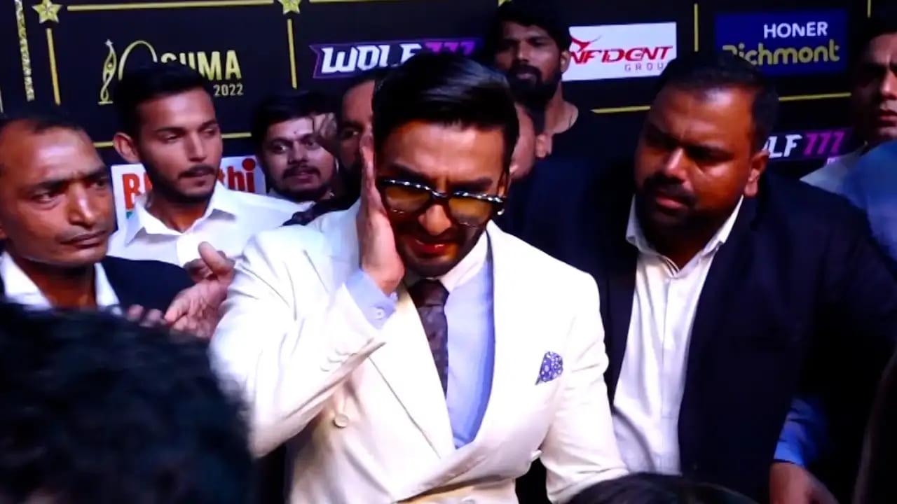 Ranveer Singh Gets Slapped As Fans Go Berserk Seeing Him At SIIMA Awards In Bengaluru