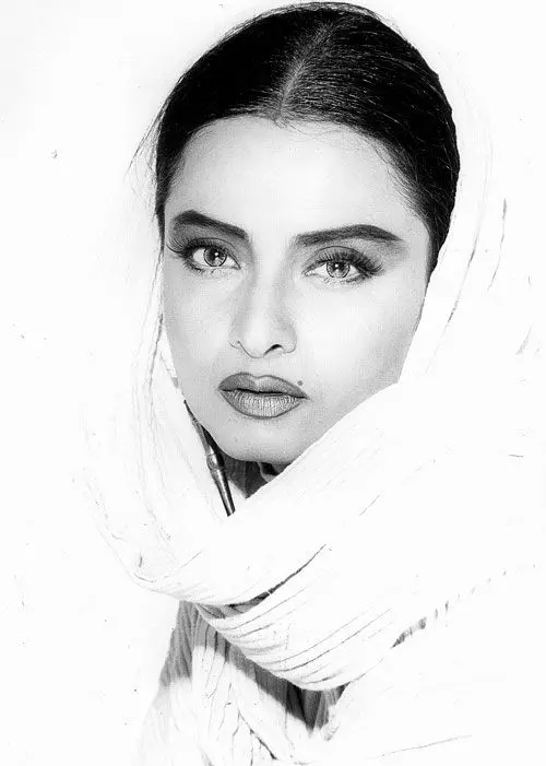 Rekha`s mother Pushpavalli raised her and her siblings, as a single mother