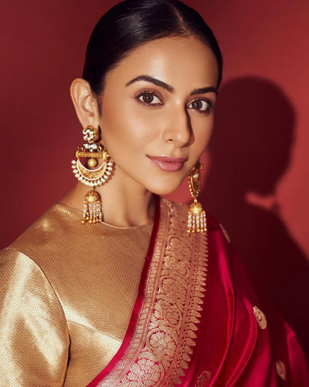 Rakul Preet Singh turned heads with her fabulous fashion choice when she opted for a captivating magenta silk saree.