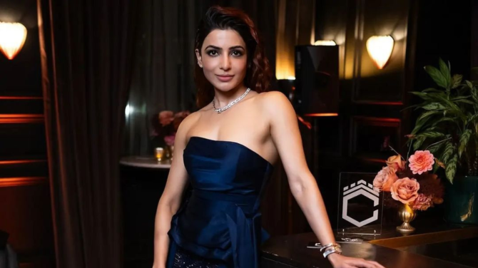 Samantha Ruth Prabhu Stuns in Navy Blue Dress at Premiere