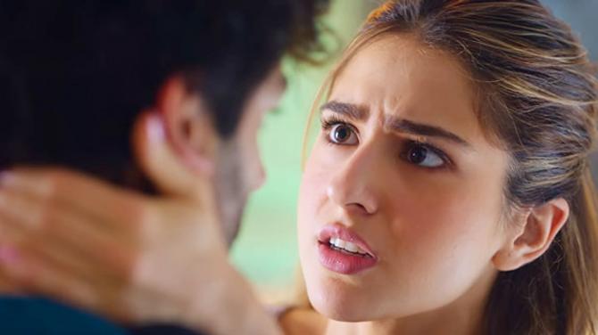 5 Times Bollywood Characters And Their `Overacting Ki Dukaan` Made Us Cringe