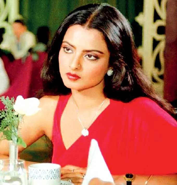 Silsila (1981) - Yash Chopra`s Chandni had the ravishing actress in her gorgeous chiffons gyrating to Yeh kahan aa gaye hum and, Dekha ek khwab alongside Amitabh Bachchan.