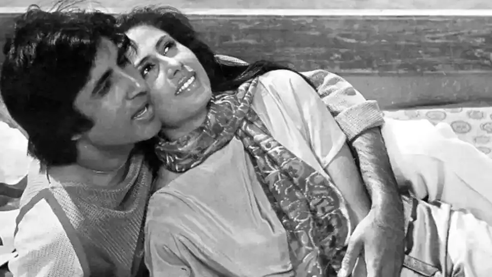 Big B had once revealed in his blog that Smita Patil was very uncomfortable during the shooting of the film `Namak Halaal` because she just could not understand why she was asked to do what she was asked to do in the film.