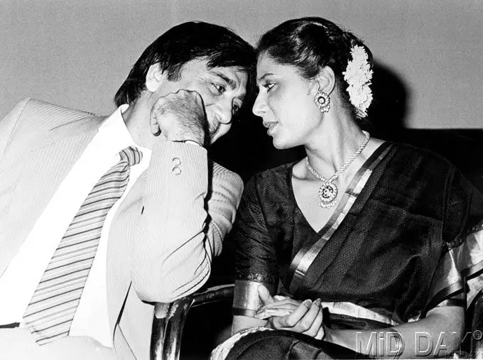 Smita Patil and Sunil Dutt clicked in a candid moment, while the duo was having a conversation.